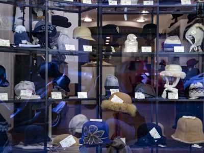 La vetrina posta all'ingresso rivela subito una miriade di accessori: a sinistra notiamo quelli da uomo, dai colori pi� scuri e a destra i pi� estrosi prodotti femminili